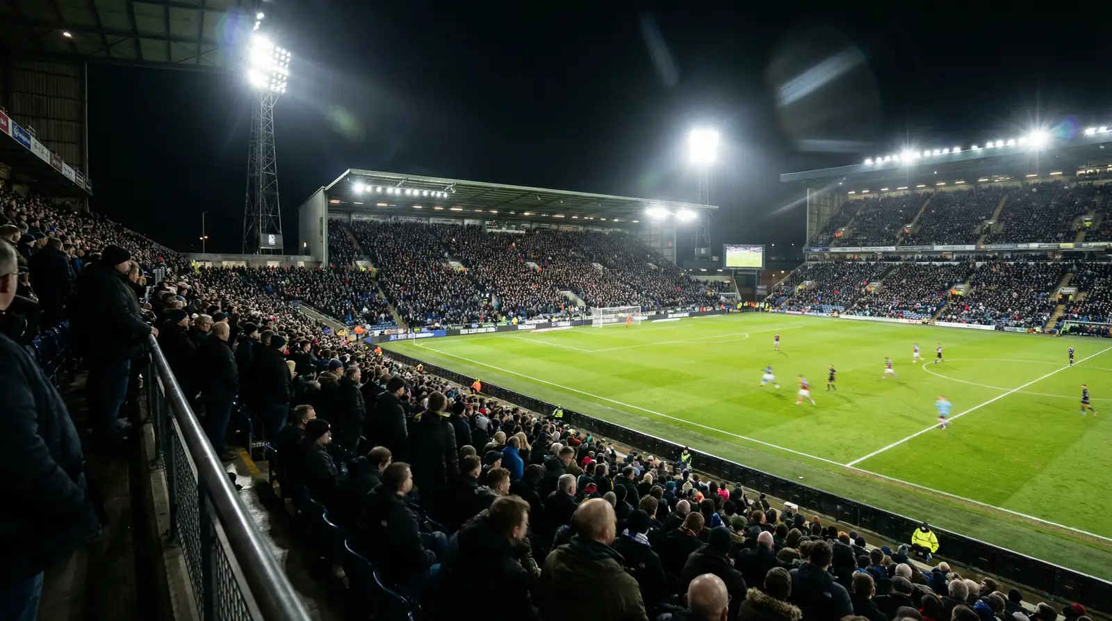 Volles Fußballstadion während eines WM-Spiels mit Flutlicht